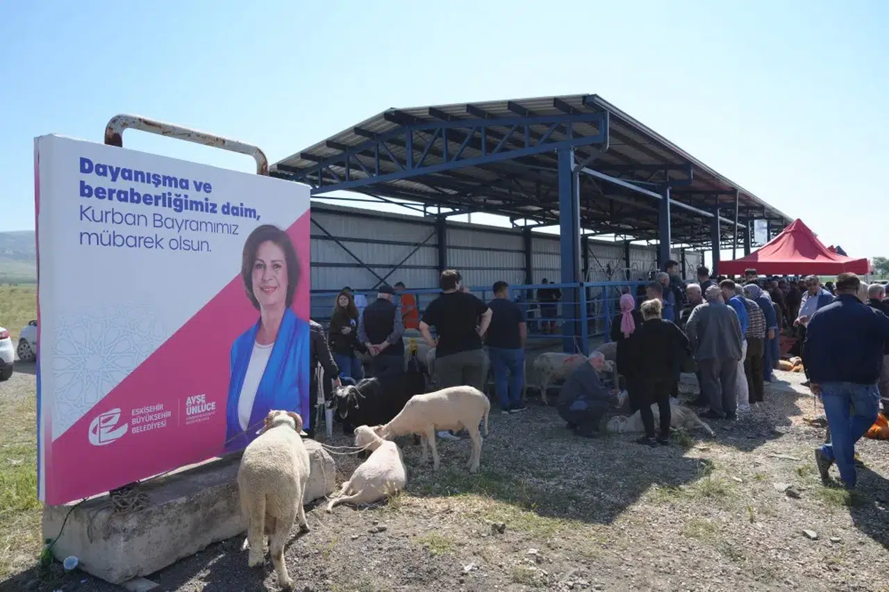 Eskişehir Hayvan Pazarı’nda Kurban Bayramı mesaisi sürüyor
