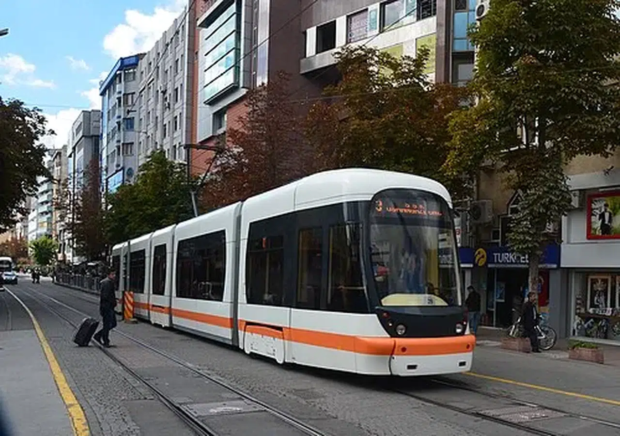 Eskişehir'de tramvaya binecekler dikkat! Üç hat geçici olarak durduruldu