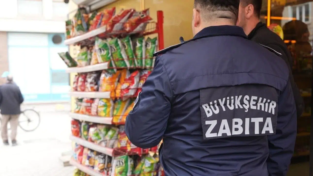 Eskişehir’de zabıta ekiplerinden kaldırım ve meydanlarda sıkı denetim