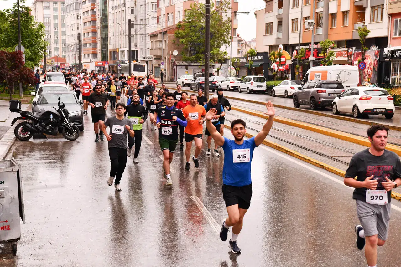 Eskişehir'de yağmura rağmen 950 kişi 19 Mayıs için koştu