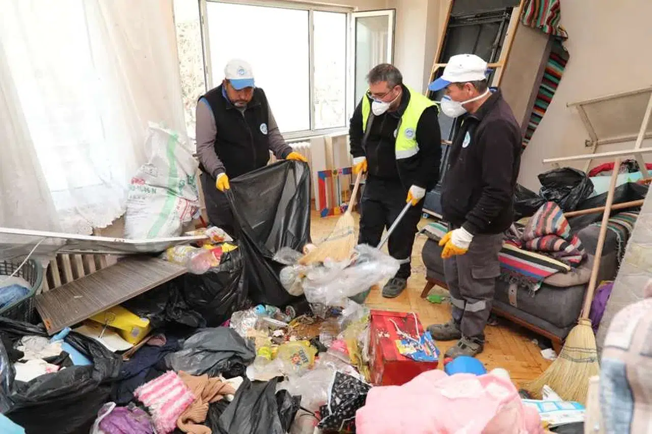 Eskişehir'de mahalle sakinlerini rahatlatan operasyon: Evden 5 kamyon çöp çıkarıldı