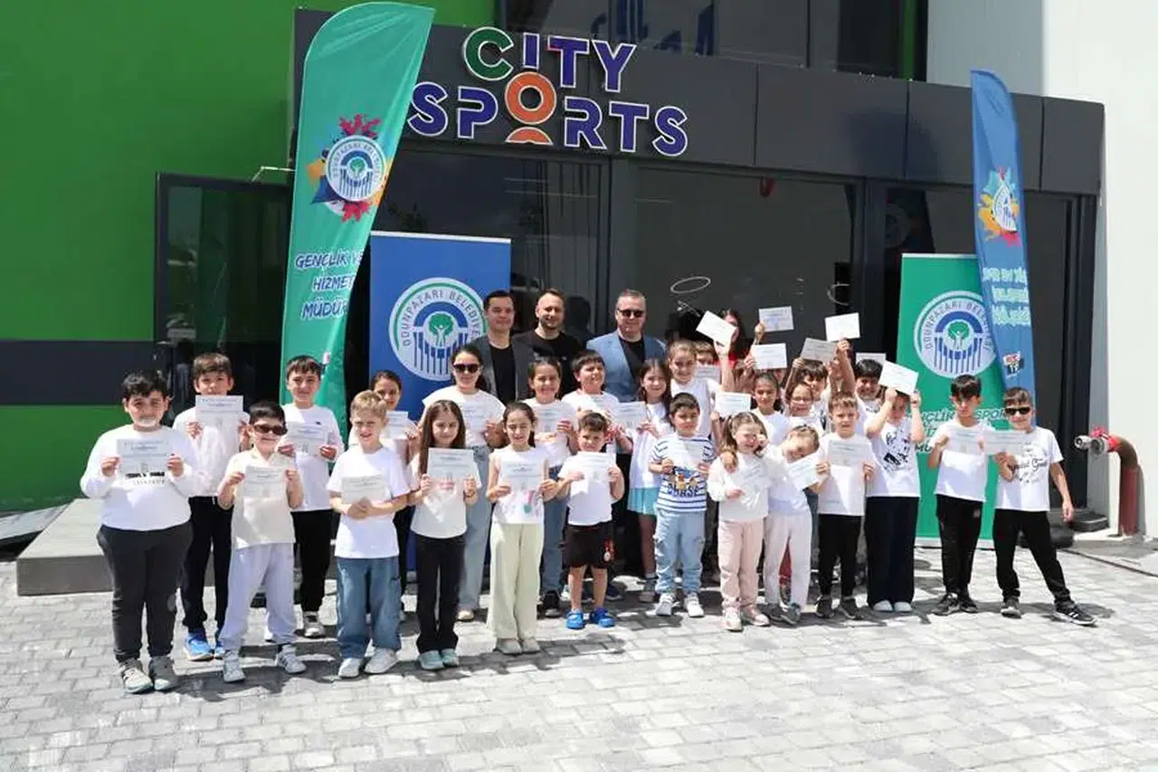 Odunpazarı'nda yüzme kursunu tamamlayan minik sporculara belgeleri verildi