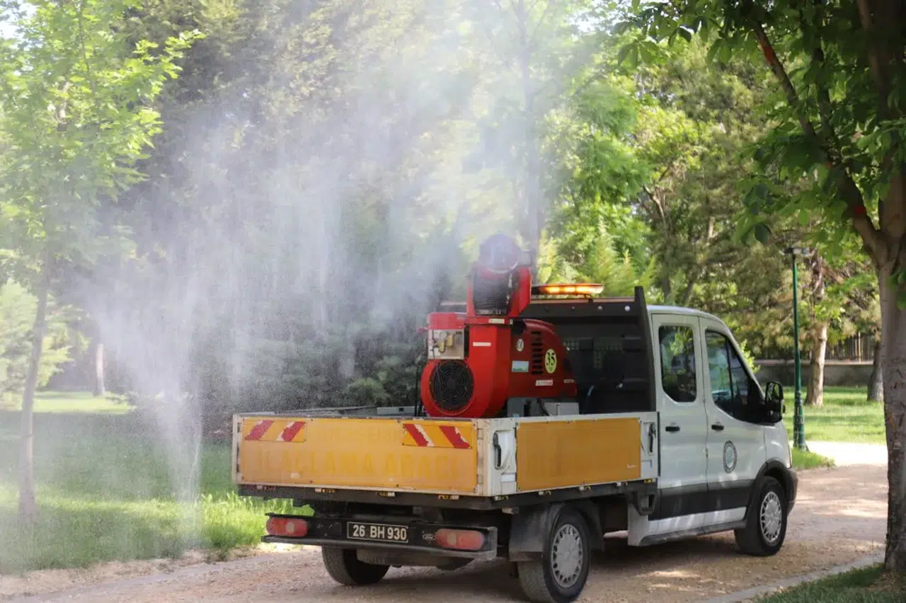 Eskişehir'de artan sıcaklıklarla birlikte ilaçlama çalışmaları hız kazandı