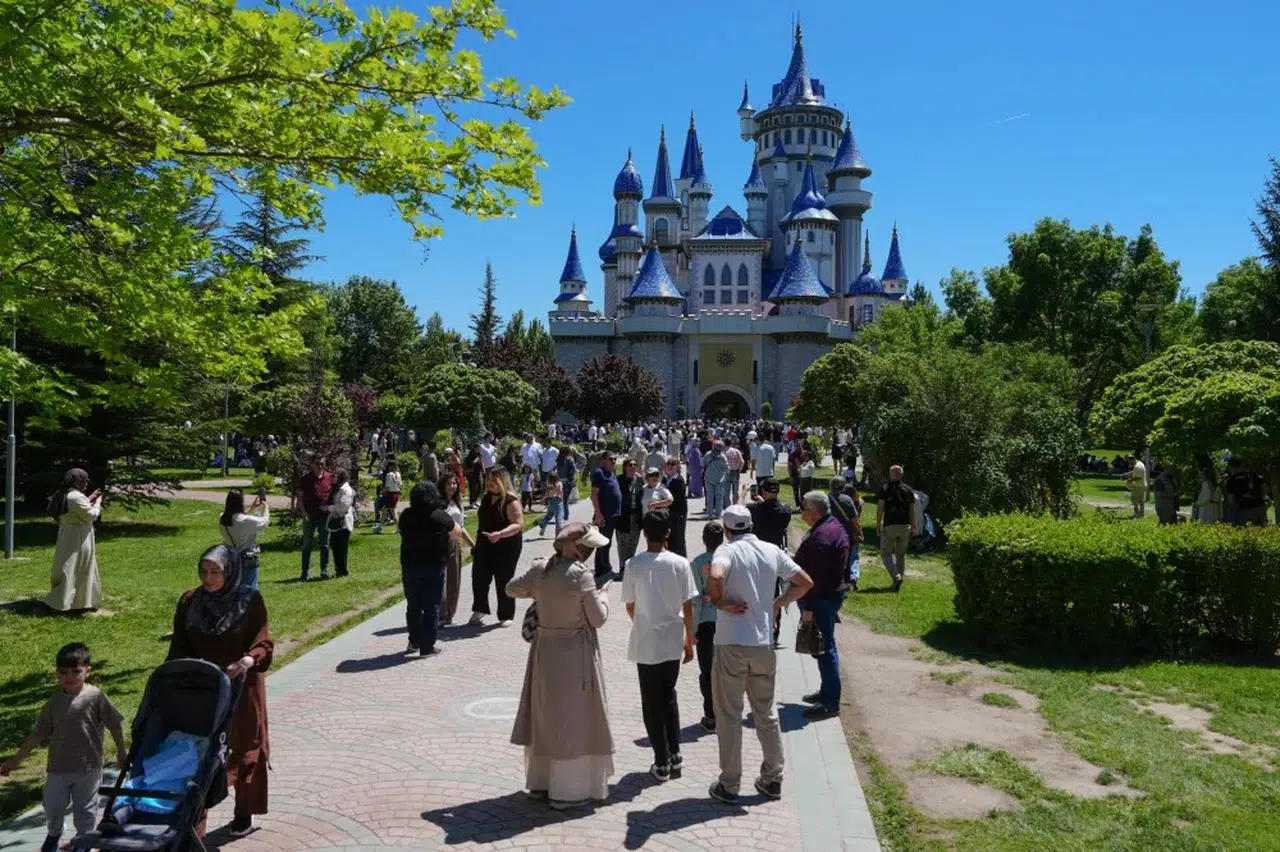 Eskişehir bayramın gözdesi oldu: 116 bini aşkın kişi turistik merkezlere koştu