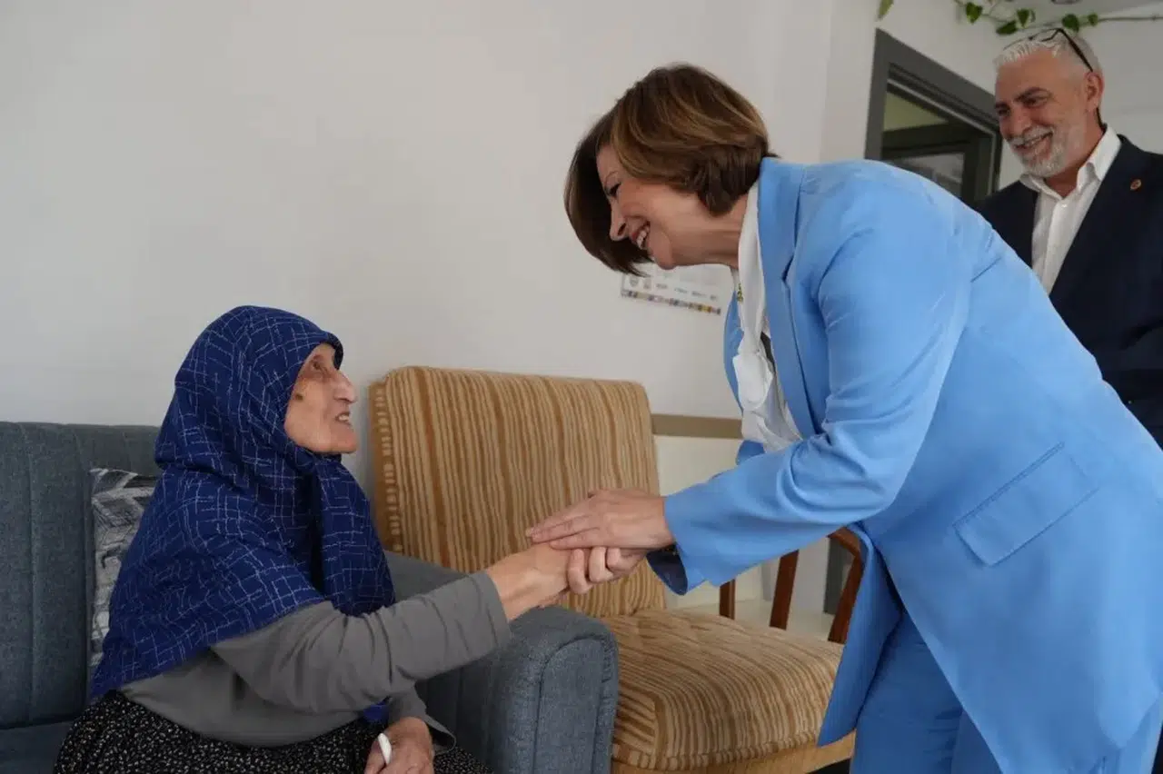 Ayşe Ünlüce, Şirintepe’nin en kıdemli sakinlerinden Fadime teyzeyi ziyaret etti