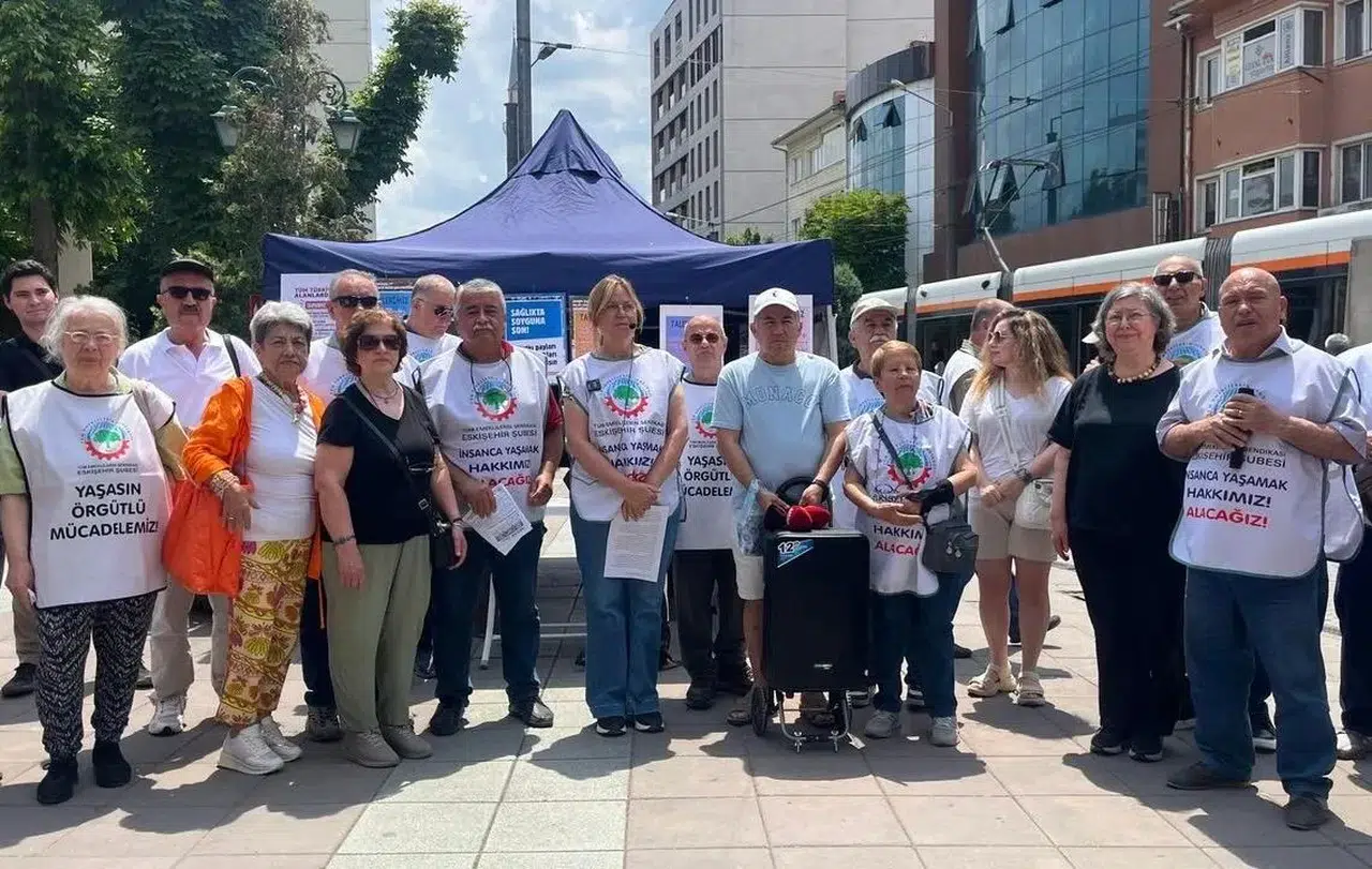 Eskişehir’de emekliler imza kampanyası başlattı: "Mücadelemizi birlikte büyütürsek mutlaka kazanırız"