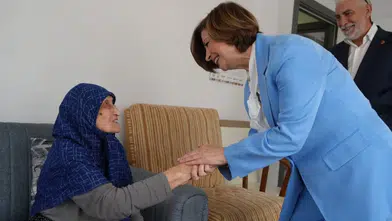 Ayşe Ünlüce, Şirintepe’nin en kıdemli sakinlerinden Fadime teyzeyi ziyaret etti